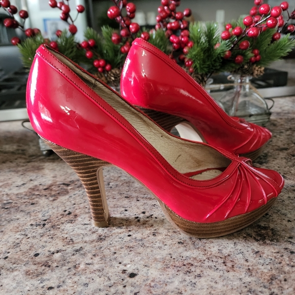 Steve Madden Pawla Red Patent Leather High Heel Platform Peep Toe Pump sz6.5 - Picture 1 of 3